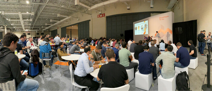 Painel rolando no auditório 3 do Microsoft Ignite The Tour