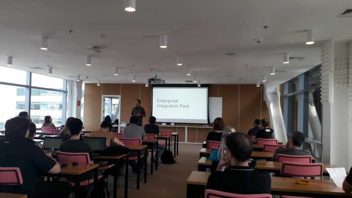 Igor Abade na palestra sobre Integração Híbrida