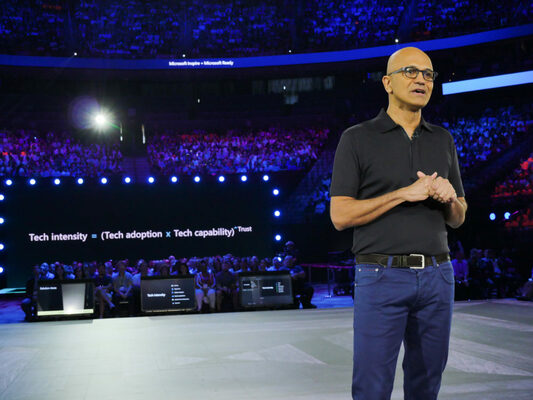 Satya Nadella no palco do Microsoft Inspire 2019